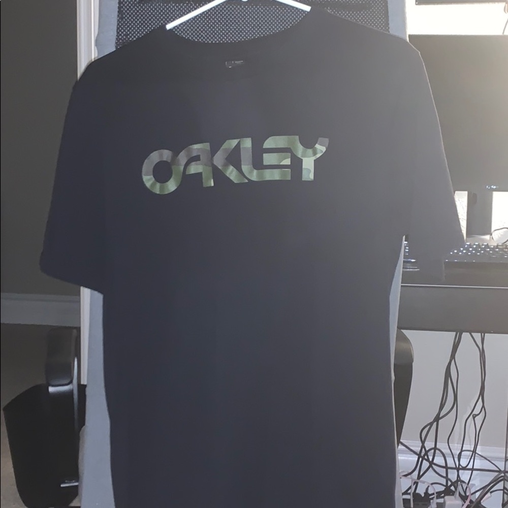 Oakley Tees size L